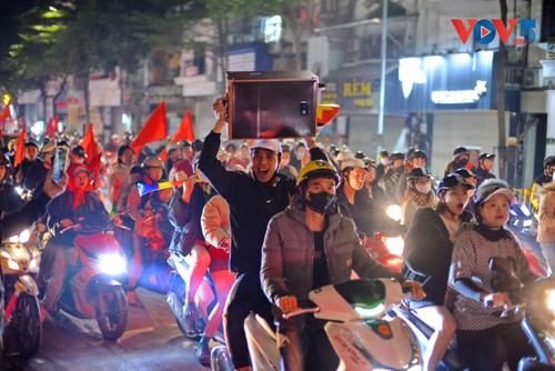Cổ động viên tại Hà Nội đổ ra đường ăn mừng chiến thắng của U22 Việt Nam - ảnh 8