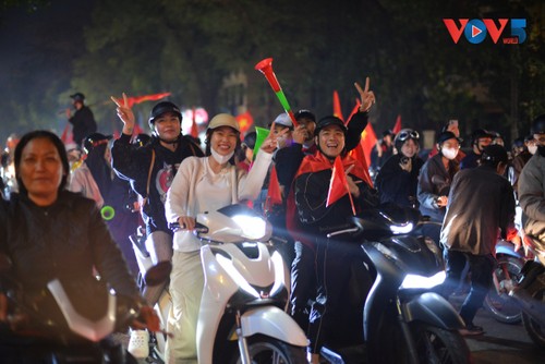 Cổ động viên tại Hà Nội đổ ra đường ăn mừng chiến thắng của U22 Việt Nam - ảnh 12