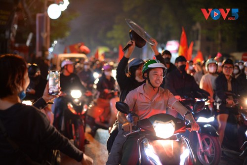 Cổ động viên tại Hà Nội đổ ra đường ăn mừng chiến thắng của U22 Việt Nam - ảnh 13