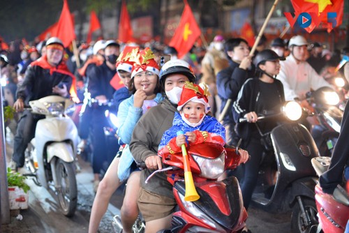 Cổ động viên tại Hà Nội đổ ra đường ăn mừng chiến thắng của U22 Việt Nam - ảnh 14