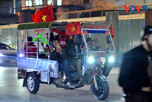 Cổ động viên tại Hà Nội đổ ra đường ăn mừng chiến thắng của U22 Việt Nam - ảnh 15
