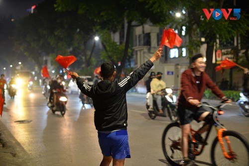 Cổ động viên tại Hà Nội đổ ra đường ăn mừng chiến thắng của U22 Việt Nam - ảnh 18