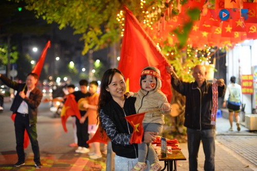 Cổ động viên tại Hà Nội đổ ra đường ăn mừng chiến thắng của U22 Việt Nam - ảnh 19