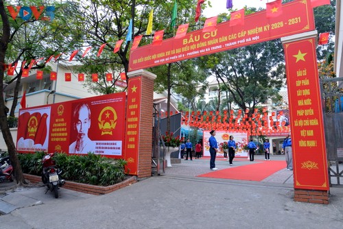 Người dân Hà Nội phấn khởi thực hiện quyền công dân trong ngày bầu cử - ảnh 1