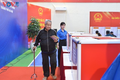 Người dân Hà Nội phấn khởi thực hiện quyền công dân trong ngày bầu cử - ảnh 5