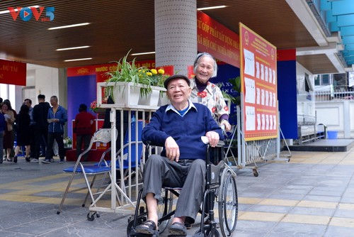 Người dân Hà Nội phấn khởi thực hiện quyền công dân trong ngày bầu cử - ảnh 11