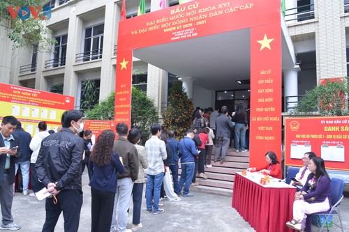 Người dân Hà Nội phấn khởi thực hiện quyền công dân trong ngày bầu cử - ảnh 18