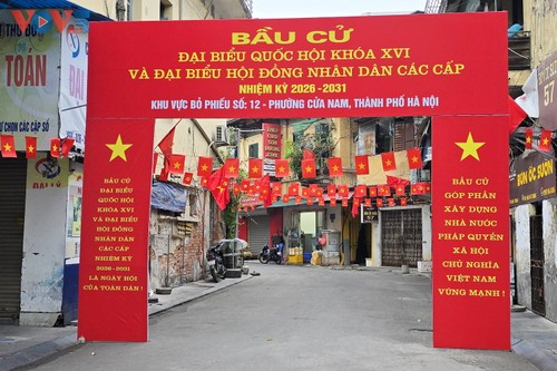 Tổng Giám đốc VOV Đỗ Tiến Sỹ cùng cử tri Hà Nội đi bỏ phiếu tại phường Cửa Nam - ảnh 1