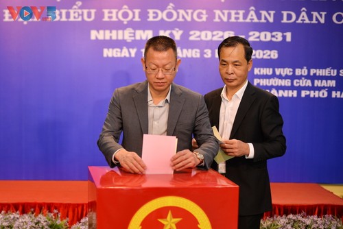 Tổng Giám đốc VOV Đỗ Tiến Sỹ cùng cử tri Hà Nội đi bỏ phiếu tại phường Cửa Nam - ảnh 7