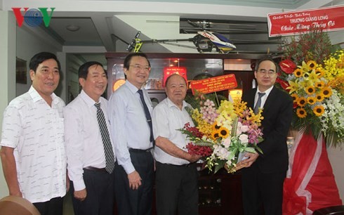 Célébration de la journée des enseignants vietnamiens - ảnh 6