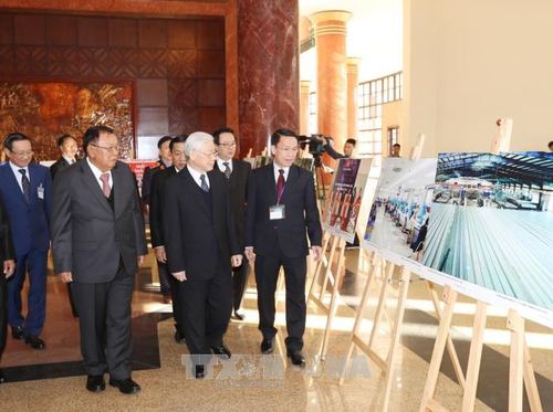 Nguyen Phu Trong et Bounnhang Vorachith à une exposition sur les relations Vietnam-Laos - ảnh 1