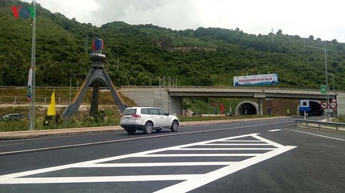 Le Premier ministre Nguyen Xuan Phuc visite le tunnel du col Ca - ảnh 2