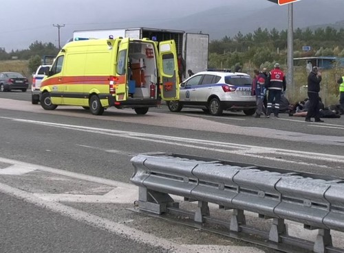 Grèce: 41 migrants découverts en vie dans un camion frigorifique - ảnh 1