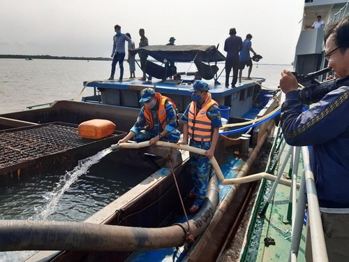 Des millions de litres d’eau potable transportées pour le Delta du Mékong - ảnh 1