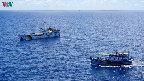 Les pêcheurs de Binh Thuân continuent de pêcher au large - ảnh 1