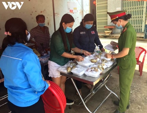 Covid-19: des repas gratuits pour les plus démunis à Buôn Ma Thuôt - ảnh 2