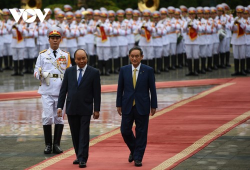 Cérémonie d’accueil du Premier ministre japonais au Vietnam - ảnh 1