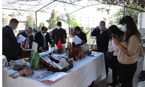 Exposition de photos en l’honneur des 58e ans de l'établissement des relations diplomatiques Vietnam - Algérie - ảnh 1