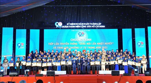 Remise du prix Ly Tu Trong à 98 cadres exemplaires de l’Union de la jeunesse communiste Hô Chi Minh - ảnh 1