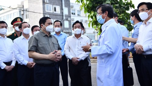 Pham Minh Chinh inspecte les dispositifs anti-Covid-19 à Binh Duong - ảnh 1