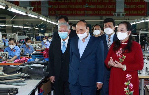 Nguyên Xuân Phuc rend hommage aux hommes d’affaires seniors - ảnh 1