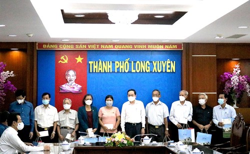 Trân Thanh Mân distribue des cadeaux du Têt à An Giang - ảnh 1