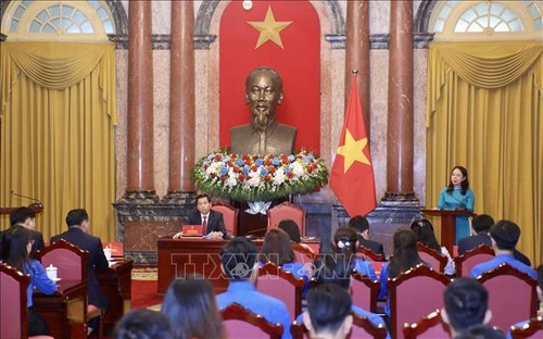 La vice-présidente de la République rencontre 60 jeunes exemplaires des entreprises publiques - ảnh 1