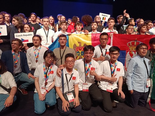 Le Vietnam décroche trois médailles lors des Olympiades européennes de physique 2022 - ảnh 1