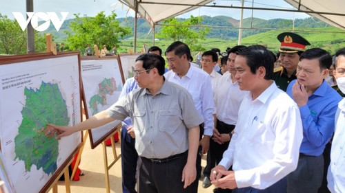 Pham Minh Chinh examine certains projets à Hoà Binh et Son La - ảnh 1