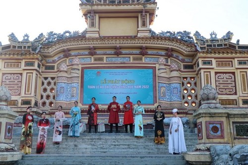 Huê: lancement de la Semaine de l’ao dài au sein de la communauté - ảnh 1