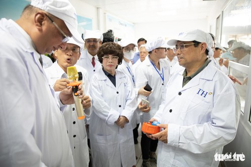 Pham Minh Chinh rend visite au groupe TH - ảnh 1