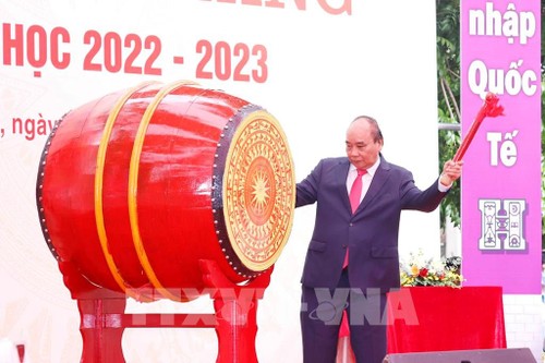 Rentrée 2022: Nguyên Xuân Phuc et Pham Minh Chinh rendent visite à certaines écoles à Hanoï - ảnh 1