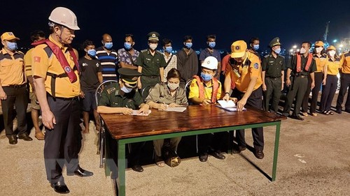 Plus de 300 Sri Lankais en détresse secourus en pleine mer ont été ramenés à terre - ảnh 1