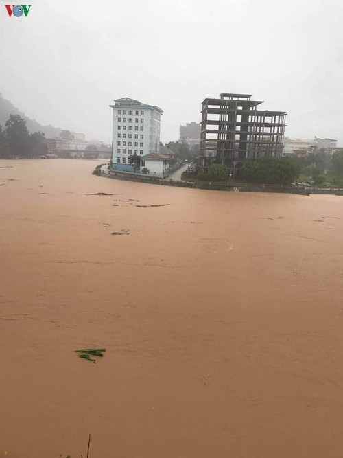 Mưa lũ kinh hoàng ở Hà Giang, ô tô “bơi” trong biển nước - ảnh 4