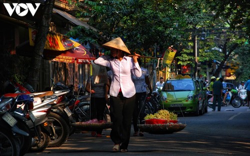 Vẻ đẹp những gánh hàng rong trên phố phường Hà Nội - ảnh 7