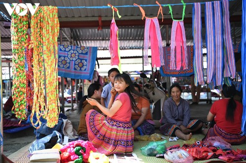 Sắc màu thổ cẩm ở phiên chợ Pà Cò - ảnh 6