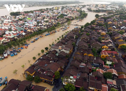 Nước sông Hoài dâng cao khi lũ tràn về, phố cổ Hội An bị ngập sâu - ảnh 1