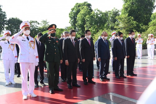 Lãnh đạo Đảng, Nhà nước đặt vòng hoa, tưởng niệm các Anh hùng liệt sỹ - ảnh 2