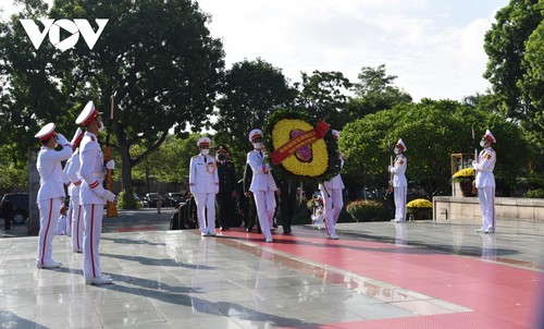 Lãnh đạo Đảng, Nhà nước đặt vòng hoa, tưởng niệm các Anh hùng liệt sỹ - ảnh 5