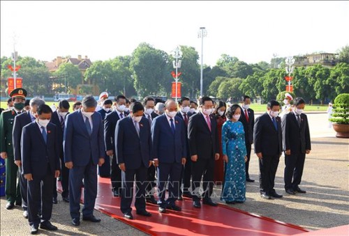 Lãnh đạo Đảng, Nhà nước đặt vòng hoa, tưởng niệm các Anh hùng liệt sỹ - ảnh 3