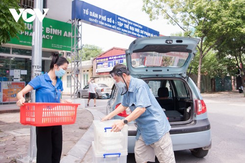 Những suất cơm miễn phí ấm lòng người nghèo giữa đại dịch - ảnh 12