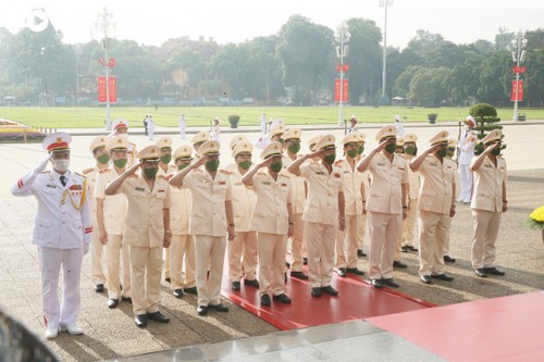 Lãnh đạo Đảng, Nhà nước đặt vòng hoa, vào Lăng viếng Chủ tịch Hồ Chí Minh - ảnh 7