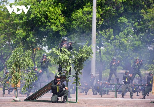 Những màn biểu diễn nghẹt thở tại Hội thi điều lệnh, bắn súng Công an nhân dân - ảnh 12