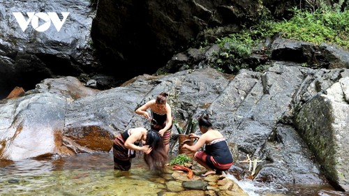 Tập tục tắm suối của đồng bào Pa Cô - ảnh 3