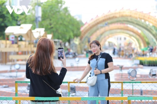 Lộ diện linh vật Rồng trên đường hoa Nguyễn Huệ, TP.HCM - ảnh 8