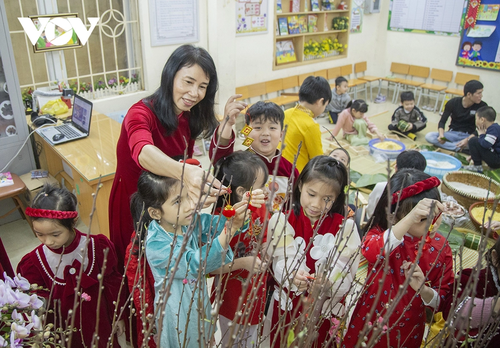 Học sinh trải nghiệm ném còn, gói bánh chưng... đón Tết Nguyên đán - ảnh 10