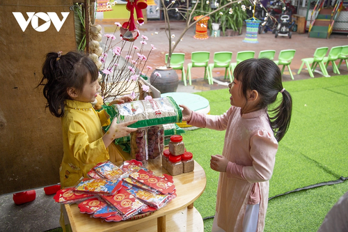 Học sinh trải nghiệm ném còn, gói bánh chưng... đón Tết Nguyên đán - ảnh 1