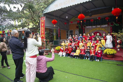 Học sinh trải nghiệm ném còn, gói bánh chưng... đón Tết Nguyên đán - ảnh 7