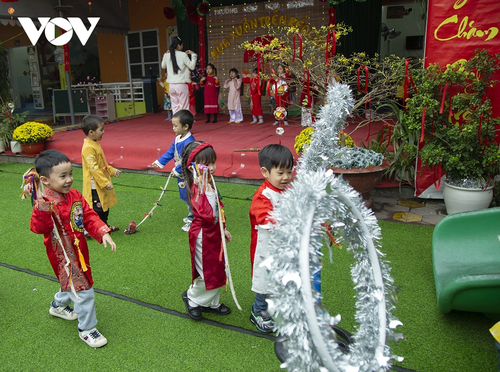 Học sinh trải nghiệm ném còn, gói bánh chưng... đón Tết Nguyên đán - ảnh 8