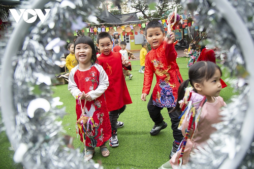 Học sinh trải nghiệm ném còn, gói bánh chưng... đón Tết Nguyên đán - ảnh 9